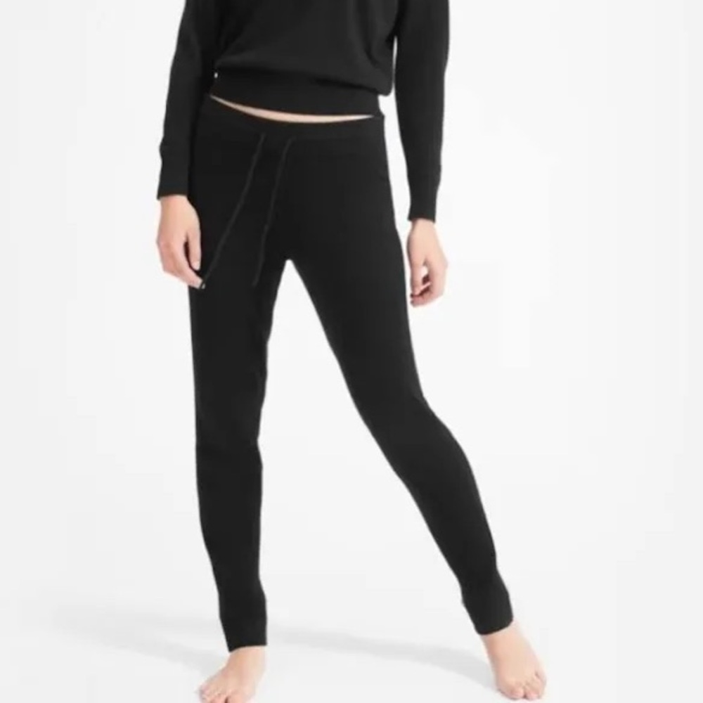 Everlane The Cashmere Sweatpant in black (5)